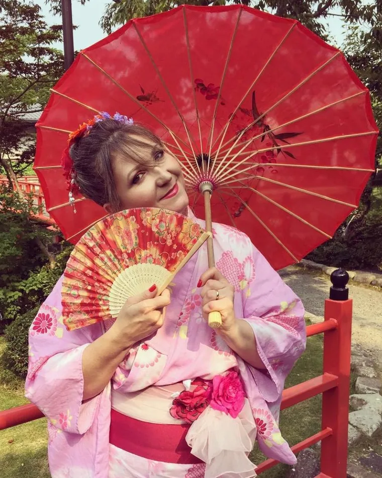 Ana Paula Takatsu de quimono, segurando uma sombrinha japonesa