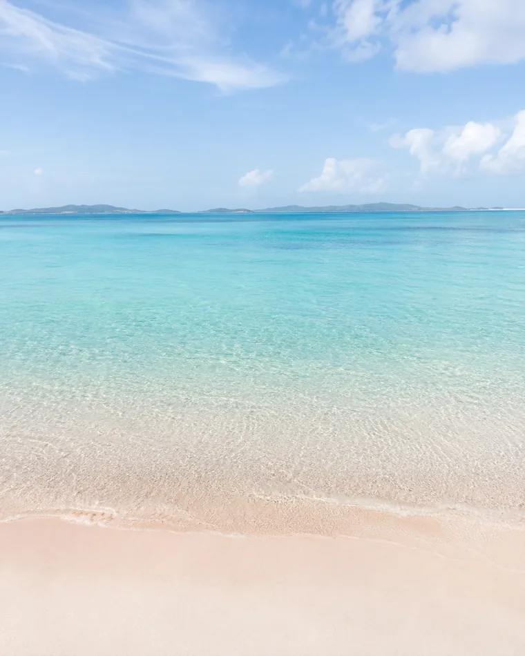 Praia de areia branca e mar transparente em Okinawa