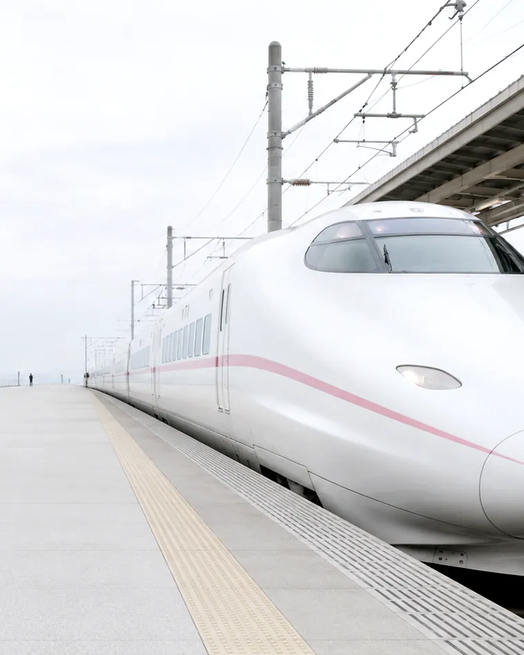Nariz branco de um trem-bala parado numa plataforma silenciosa